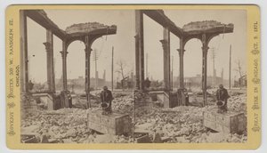 1871年1871年芝加哥大火之后，一名男子在废墟中冷却保险箱的立体照片（bw照片卡上）
