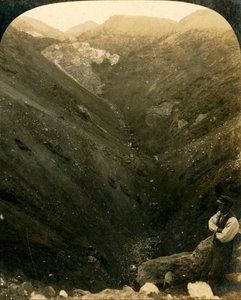 新西兰塔拉威拉山火山口，c1909。