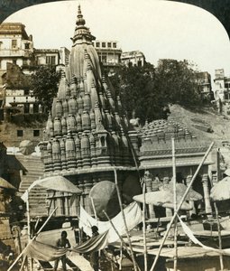 恒河两岸的庙宇，印度贝纳雷斯，c1909。 作者 乔治·罗斯