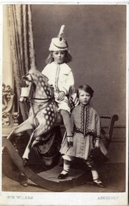 年轻的女孩，戴着帽子，在上，摇马，另一个女孩，站，1860年代，（蛋白，打印）