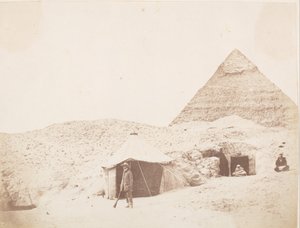 摄影师在哈夫雷-切夫伦金字塔遗址上的帐篷前，1851年。 作者 乔治·威尔逊·布里奇斯