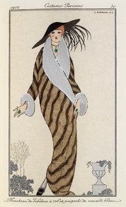 Manteau de Liberline à col et poignets de renard blanc。 巴黎人服装第 30 号。 女人穿着一件条纹自由外套，领子和袖口都是白狐的。 她还戴着一顶带有羽毛的黑色大帽子和一条绿石项链。 作者 乔治理发师