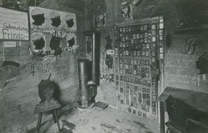 房间的墙壁上涂鸦着当代重要人物，如 Bussche 和 Waldow。明信片寄于 1913 年。 作者 德国摄影师