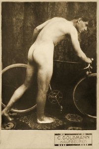 裸体自行车手的内阁卡，约 1898 年（深褐色照片）