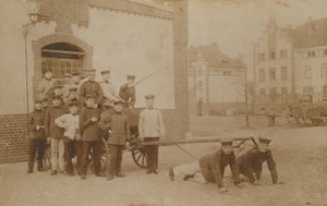 德国士兵拉着（枪？明信片寄于 1913 年。 作者 德国摄影师