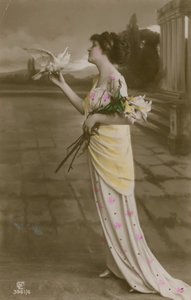 1913 年寄出的美丽女孩与百合花和鸽子的明信片（手绘照片） 作者 德国摄影师
