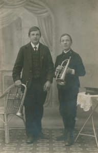 1913 年寄出的两个吹小号的年轻人的明信片，其中一人身着 Heilsarmee 军装（黑白照片） 作者 德国摄影师
