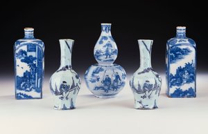 精选的中式法兰克福青花瓷，包括两个法兰克福青花瓷烧瓶，一对法兰克福八角形艳艳花瓶和一个法兰克福青花双葫芦花瓶，约1700-10年（陶瓷） 作者 德国学校