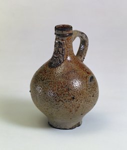 Bartmannkrug或Bellarmine酒瓶装饰有胡须面罩，德国，c.1630-40（盐釉粗陶器）