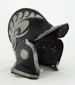 Burgonet，17世纪初（具有黑色油漆和皮革痕迹的钢铁） 作者 德国学校