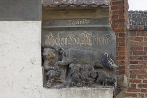 描绘 Judensau 的雕刻，约 1440 年（石头） 作者 德国学校