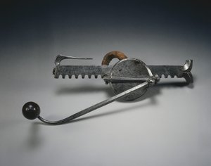 Cranequin，约1528年（带有亚麻线和木柄的钢） 作者 德国学校