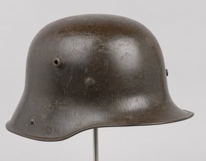 German steel helmet or Stahlhelm, c.1916 (helmet) 作者 德国学校