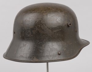 德国钢盔或“钢盔”，c.1916（头盔） 作者 德国学校