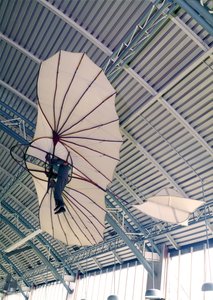为Otto Lilienthal（1848-96）c.1891（棉花和木头）制作的滑翔机（另见56774） 作者 德国学校