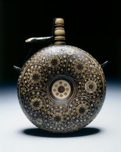 粉瓶，约1620-50（胡桃木，带角，骨头，黄铜和铁） 作者 德国学校