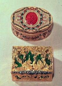 上图：金色鼻烟壶镶嵌着各种宝石，中间有一个山茱萸，有一个可能是德累斯顿的JC Neuber的amorini。下图：在洛可可卷轴中有一组数字的金鼻烟壶
