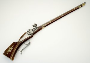 萨尔茨堡主教沃尔夫·迪特里希·冯·莱特瑙的私人护卫（Trabanten）车轮锁卡宾枪，约1590年（钢，黄铜，骨，铁和木材） 作者 德国学校