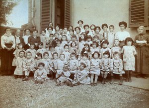 1915年9月20日，预备役军人在 "新意大利 "学前班的孩子（黑白照片）。 作者 贾科莫·布罗吉（Giacomo Brogi）