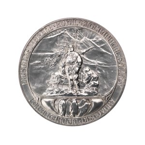 皇家地理学会奖章：斯科特的南极探险，1902-1904 年，约 1904 年（银质） 作者 吉尔伯特·贝叶斯