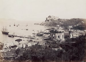 风景如画的拜亚湾（那不勒斯）全景，点缀着帆船。 在前景中，小码头对面是维纳斯神庙。 在背景中，栖息在海角上的是 16 世纪的总督城堡