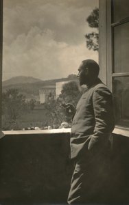 阿尔弗雷多-特朗贝塔身穿制服、手拿香烟的画像 作者 乔瓦尼·安东尼奥·达·佩萨罗