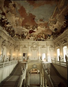 Giovanni Battista (Giambattista) Tiepolo（1696-1770）装饰的大楼梯和天花板的视图，代表五大洲的寓言。 1753 年由建筑师 Johann Balthasar Neumann (1687-1753) Germa 建造的维尔茨堡宫 (Würzburg) 作者 乔凡尼·巴蒂斯塔·提埃波罗