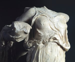 Acroterial 雕像，来自阿斯克勒庇俄斯神庙的雕塑，埃皮达鲁斯，希腊，希腊文明，公元前 4 世纪（雕塑） 作者 希腊文