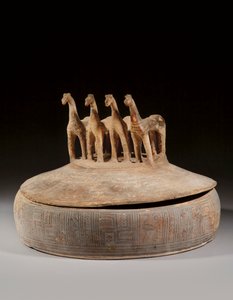 阁楼pyxis，几何晚期，大约在公元前8世纪第三季度 作者 希腊文