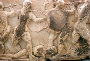 战胜Patroclus的尸体，来自Siphnian Treasury的楣，公元前550年（大理石）