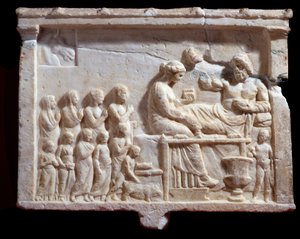 希腊艺术。"表现宴会场面的浮雕"，公元前300年 Dim 48x65x6 cm Mantua (mantua) Palazzo Ducale, Coll statuaria, inv n 6684 意大利 - 希腊文明。表现宴会的大理石浮雕（48x65x6厘米），公元前3世纪 - 曼图亚，公爵宫 作者 希腊文