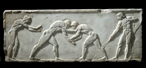 希腊艺术：在战斗中代表摔跤手的 kouros 基地。 大理石浮雕丝袜，公元前 510-500 年 - 雅典娜考古博物馆 - 格斗摔跤手 - 库罗斯雕塑的大理石浮雕，公元前 510-500 年 - 雅典国家考古博物馆 作者 希腊文