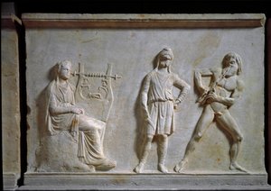 希腊艺术：Apollo 和 Marsyas 之间的音乐比赛（演奏 aulos 和 lyre）。 用大理石雕刻的浅浮雕，公元前 320 年，希腊古董。 雅典国家考古博物馆（希腊） 作者 希腊文
