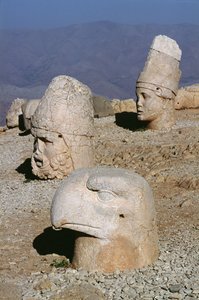 Zeus-Oromandes的头，女神和老鹰