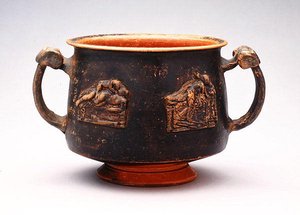 带浮雕的Kantharos，发现于佩加蒙，约公元前100年（陶瓷）。 作者 希腊文