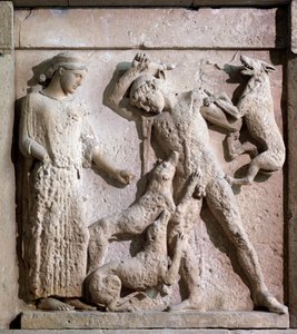 Magna graecia：与阿尔忒弥斯和阿克泰翁的墙面，石头浮雕，公元前 5 世纪