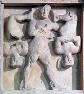 Magna graecia：与赫拉克勒斯和 Cercopes 的墙面，石头浮雕，公元前 575-550 年 作者 希腊文