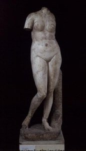 阿芙罗狄蒂裸体站立，亚历山大，约公元前336-30年（大理石）。