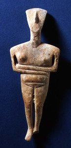 基克拉德雕像，纳克索斯，约公元前3000-2000年（大理石）。 作者 希腊文