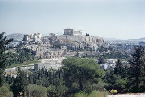 雅典卫城的西部景观，建于公元前600年 - 公元前450年 作者 希腊学派