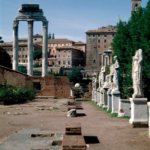 罗马论坛：女祭司的雕像。牧师之家（Casa delle Vestali或Atrium Vestae）。左边是希腊的Dioscures神庙（或Castor和Pollux神庙）（公元前5世纪）。罗马
