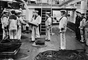 1896年HMS Resolution号战舰上，用6英寸快速射击枪进行演习。 作者 格里高利公司