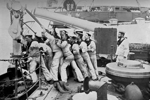 在1896年HMS Majestic号战舰的前桅上提升锚点