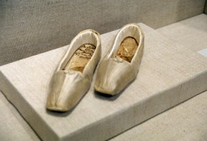 一双鞋（原属维多利亚女王，1819-1901 年） 作者 甘德里父子