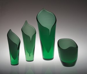 三个马蹄莲花瓶和一个碗 作者 甘奈尔·尼曼（Gunnel Nyman）