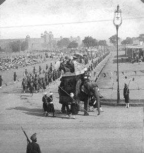 1913年，印度国家游行中的政府官员。