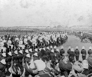 1903年，皇家军校学生团ma下进入印度德里的杜巴竞技场。