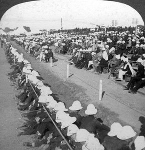 观看1910年代在德里的兰开夏狂暴者和边境军团之间进行的足球比赛。