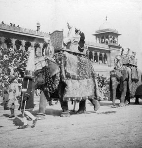 1900年代，印度德里的Jumma Masjid经过的大象游行。