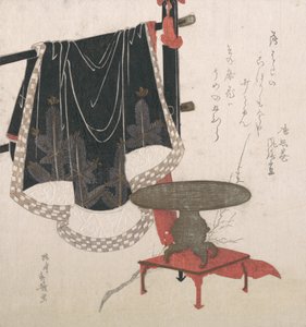 带支架的花瓶，挂在衣架上的衣服。 作者 八房首里